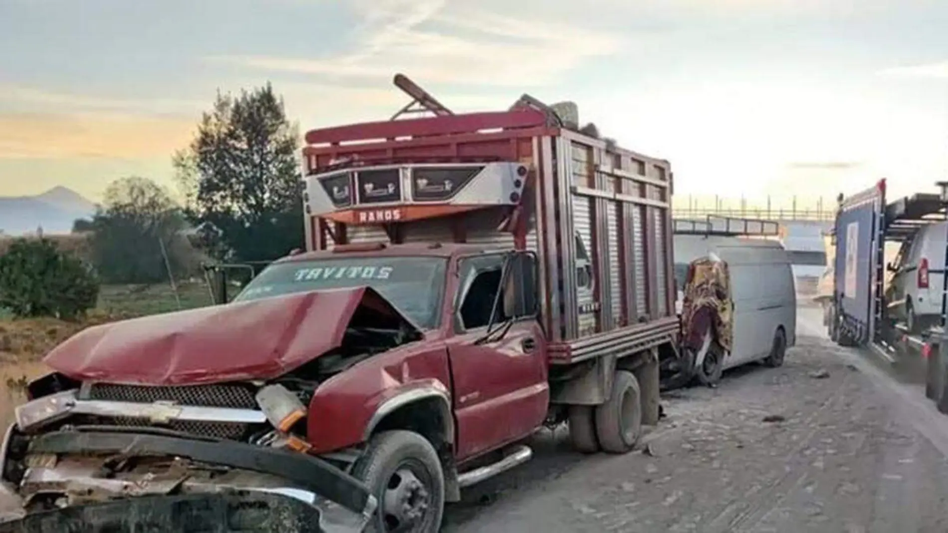 Dos personas sin vida y cuantiosos daños materiales fue el saldo de un choque por alcance en la autopista Puebla-Orizaba